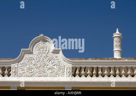 Il Portogallo Algarve orientale Castro Marim un camino decorato e stucchi prova dell'occupazione moresca Foto Stock