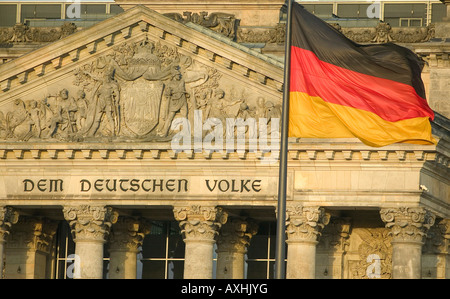 Il palazzo del Reichstag a Berlino Europa Germania città capitale europeo dell architettura di governo serata storica bandiera nazionale Foto Stock