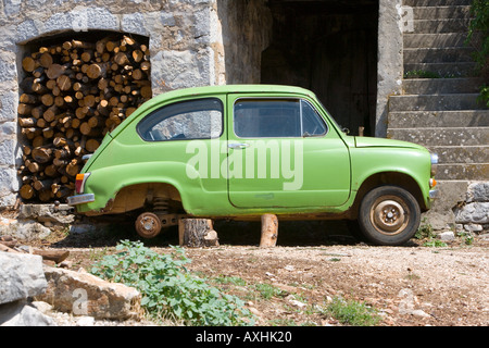 In auto senza ruote in appoggio su registri Hvar Croazia Foto Stock