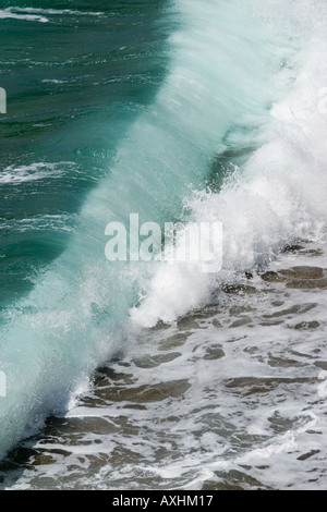 La rottura dell'Oceano Atlantico ondata Cornwall Regno Unito Foto Stock