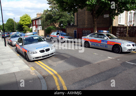 Argento quattro auto della polizia in standby in una zona residenziale di London street Foto Stock