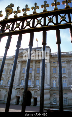 Cercando in Buckingham Palace attraverso un magnifico portale in ferro battuto Foto Stock