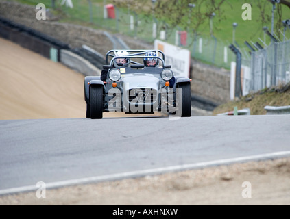 Caterham 7 (basato su Lotus Seven) entra druidi sul circuito di Brands Hatch in Kent Foto Stock