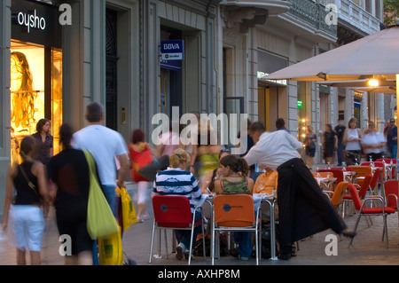 Sidewalk cafe bar sul Passeig de Gracia di Barcellona Eixample Catalunya Spagna Foto Stock