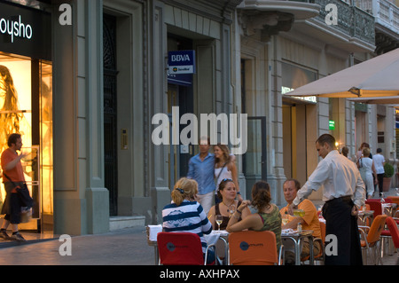 Sidewalk cafe bar sul Passeig de Gracia di Barcellona Eixample Catalunya Spagna Foto Stock