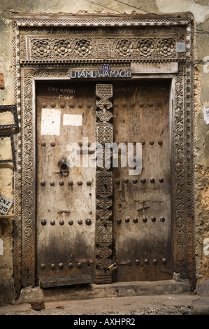 Tanzania Zanzibar Stone Town intagliate tradizionalmente porta Zanzibar Foto Stock