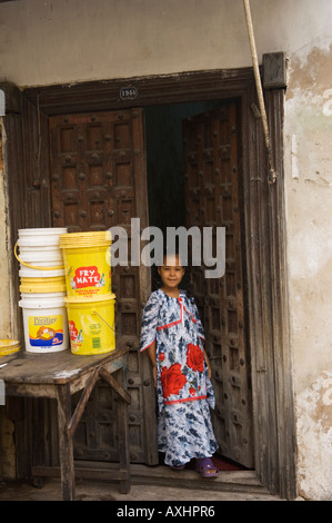 Tanzania Zanzibar Stone Town intagliate tradizionalmente porta Zanzibar Foto Stock