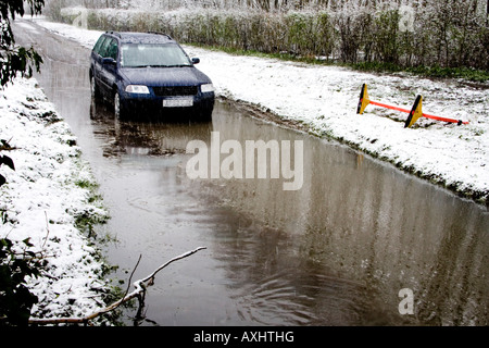 Macchina arrestata in inverno flood Foto Stock