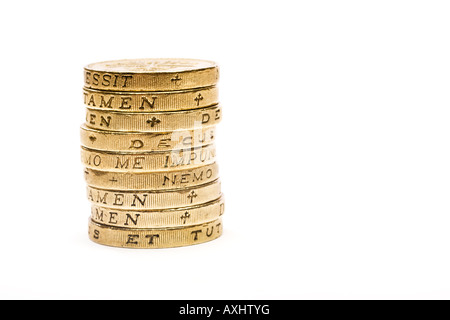 Soldi del Regno Unito - pila di monete da £1 pound sterling - primo piano macro Foto Stock