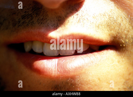 Close up della bocca di un uomo con le sue labbra parted e denti visibile Foto Stock