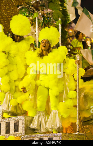 Il famoso carnevale sfilano al Sambodromo di Rio de Janeiro in Brasile Foto Stock