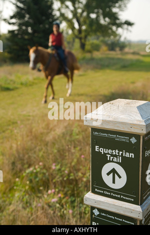 ILLINOIS Donna a cavallo sul sentiero di Raven Glen Forest Preserve equestrian segnavia Foto Stock