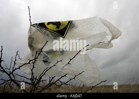 Sacchetti di plastica soffiata da un terreno sito di riempimento nella guarnizione Sands vicino Midllesbrough Cleveland, Regno Unito Foto Stock