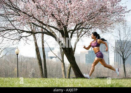 Donna di 45 anni il jogging all'aperto, fiori di ciliegio, Georgetown, Washington, Distretto di Columbia, Stati Uniti d'America, signor-3-26-08-1 Foto Stock