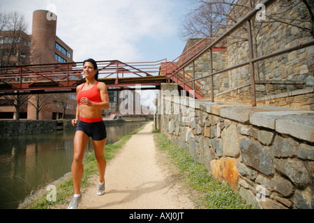 Donna di 45 anni il jogging all'aperto, Canal, Georgetown, Washington, Distretto di Columbia, Stati Uniti d'America, signor-3-26-08-1 Foto Stock