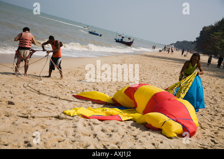 Para-sailing tourist si prepara per il decollo sulla Spiaggia di Batu Ferringhi, Penang, Malaysia. Foto Stock