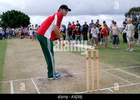 Mancino Adam Gilchrist, campione australiano e Western Australian cricketer, battere con la mano destra che con la mano a una funzione di carità Foto Stock