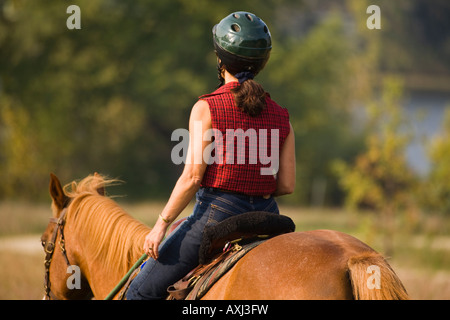 ILLINOIS Donna di equitazione su erba rasata trail a Glen Raven Forest Preserve vicino al lago Foto Stock