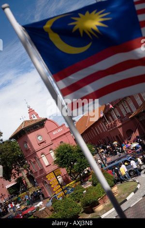 Bandiera malese di fronte di Clock Tower e la Chiesa di Cristo dietro, Stadthuys sulla destra. Dutch Square Melaka Malacca Malaysia Foto Stock