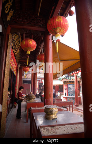 Interno del Tempio di Cheng Hoon Teng, Melaka, Malaysia, con lanterne cinesi per celebrare il nuovo anno. E adoratori in tempio Foto Stock