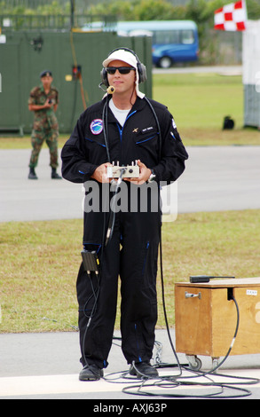 Guy Dekel dell'esercito israeliano i piloti un drone (UAV) con controllo radio equipaggiamento, sorvolano Singapore. Foto Stock