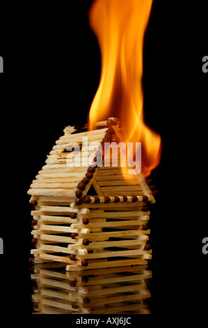 Casa in fiamme dalla partite Foto Stock