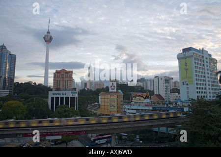 Kuala Lumpur con torre Menara e Petronas Twin Towers all'alba Kualur Lumpur Malaysia Foto Stock