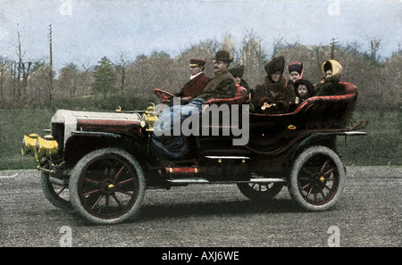 Famiglia di equitazione in un vapore-powered White Company automobile 1907. Colorate a mano i mezzitoni di una fotografia Foto Stock