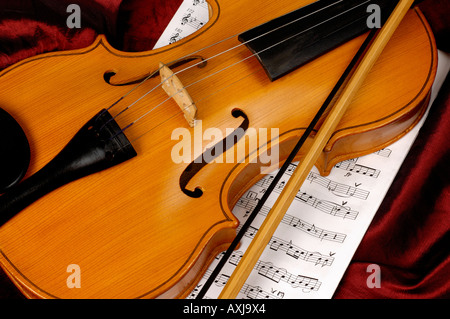 Il violino e la musica del foglio ancora vita Foto Stock