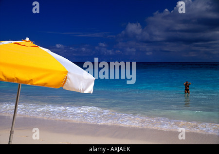 Giallo e Bianco ombrellone sulla sabbia rosa beach, Elbow Beach, Bermuda Foto Stock