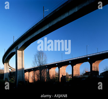Metro e ponti stradali Valle Ouseburn Newcastle upon Tyne Tyne and Wear UK 28 1 01 Foto Stock