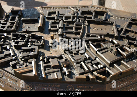 Ottone mappa della città di Cambridge con il sistema braille informazioni di fronte alla grande chiesa di Santa Maria Foto Stock