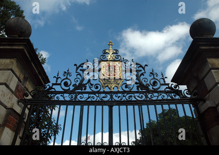 Jesus College di Cambridge, UK, cancello con il Collegio bracci Foto Stock