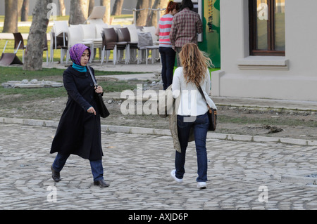 Una studentessa di indossare un velo islamico in un campus universitario in Turchia, una pratica che è stato vietato per un lungo periodo di tempo. Foto Stock