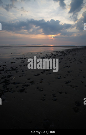 Spiaggia al tramonto in inverno, il Galles del Nord, Regno Unito Foto Stock