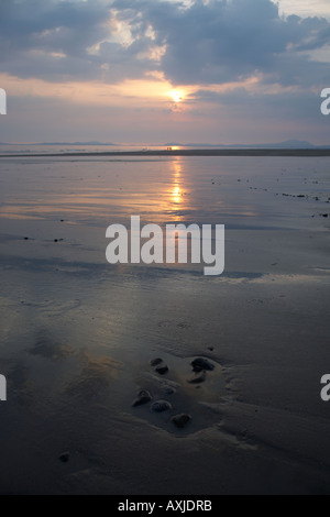 Spiaggia al tramonto in inverno, il Galles del Nord, Regno Unito Foto Stock