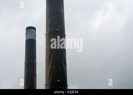 Ciminiere camini da un Coal Fired power station. Foto Stock