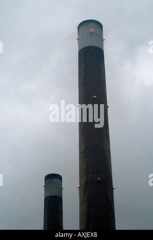 Ciminiere camini da un Coal Fired power station. Foto Stock