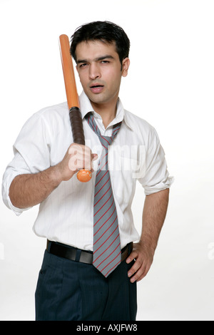 Ritratto di un uomo di affari in possesso di una mazza da baseball Foto Stock