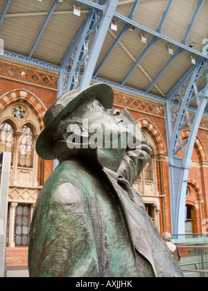 Londra, St Pancras International Station, Sir John Betjeman statua Foto Stock