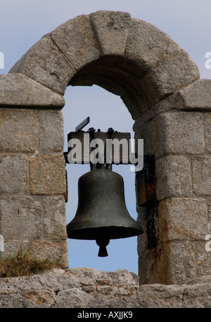 Set di campana del lichen ricoperto le pareti di granito del Presidio sopra Hugh Town St Mary Isole Scilly REGNO UNITO Foto Stock