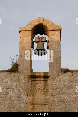 Bell impostato al di sopra del lichen ricoperto le pareti di granito della stella nel castello la guarnigione al di sopra di Hugh Town Foto Stock