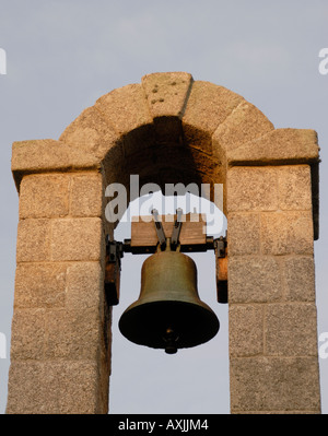 Bell impostato al di sopra del lichen ricoperto le pareti di granito della stella nel castello la guarnigione al di sopra di Hugh Town Foto Stock