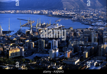 Palermo è una città fondata nel VIII secolo a.c. dai Fenici commercianti attorno ad un porto naturale sulla costa NW della Sicilia. Foto Stock