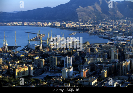 Palermo è una città fondata nel VIII secolo a.c. dai Fenici commercianti attorno ad un porto naturale sulla costa NW della Sicilia. Foto Stock
