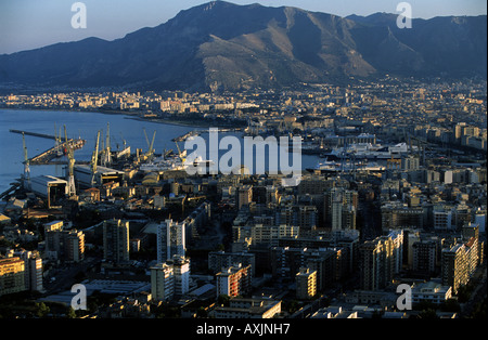 Palermo è una città fondata nel VIII secolo a.c. dai Fenici commercianti attorno ad un porto naturale sulla costa NW della Sicilia. Foto Stock