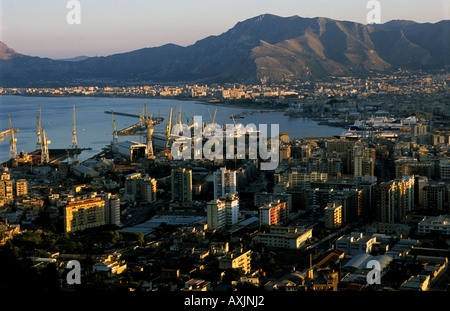 Palermo è una città fondata nel VIII secolo a.c. dai Fenici commercianti attorno ad un porto naturale sulla costa settentrionale della Sicilia. Foto Stock
