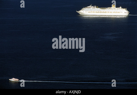 Il 112000 t MS Costa Concordia crociera a vela nel mare Mediterraneo vicino la Sicilia. Foto Stock