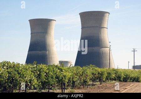 Chiudere un impianto ad energia nucleare torre di raffreddamento 2 Foto Stock