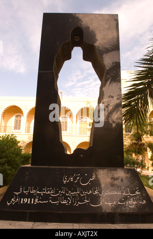 Statua per l'eredità di italiano coloniale in Libia a islamica di arti e mestieri Scuola Tripoli in Libia Foto Stock